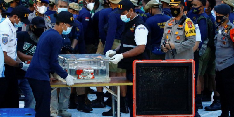 Petugas Komisi Nasional Keselamatan Transportasi (KNKT) memindahkan Flight Data Recorder (FDR) pesawat Sriwijaya Air SJ 182 yang jatuh di perairan Pulau Seribu, di Dermaga JICT, Jakarta, Selasa (12/1). Foto: Ajeng Dinar Ulfiana/REUTERS