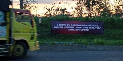 Spanduk Bertuliskan Tolak Kriminalisasi KPK dan Firli Bahuri Bertebaran di Jember