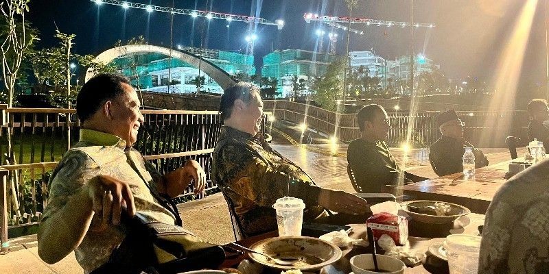 Terbaru! Airlangga Hartarto dan Presiden Jokowi Menikmati Suasana Malam di IKN 