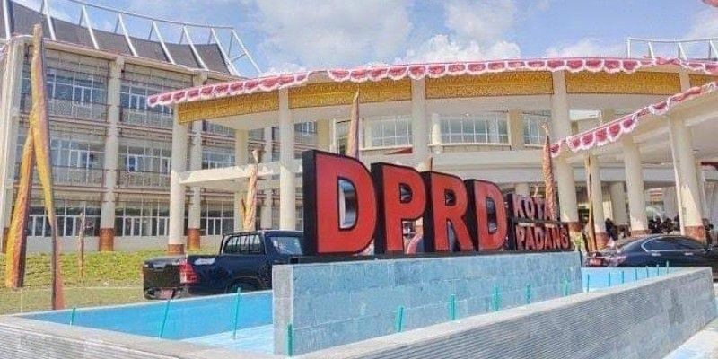 45 Anggota DPRD Kota Padang Resmi Dilantik