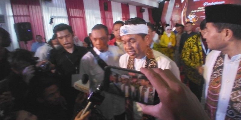 Diiringi Kirab Seni Budaya, Pasangan KDM-Erwan Resmi Mendaftar ke KPU Jabar